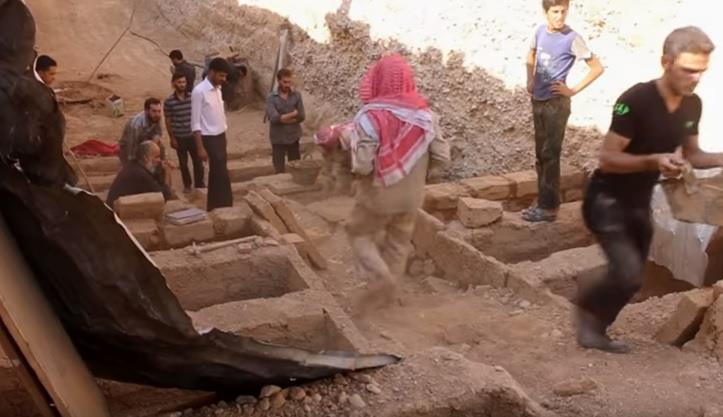 لن تراها إلا في سوريا.. مقابر من طوابق لاستيعاب أكبر قدر من الجثث (فيديو)