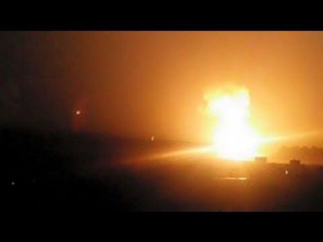  انفجارات عنيفة جراء استهداف الطيران للكلية الحربية بصنعاء (فيديو)