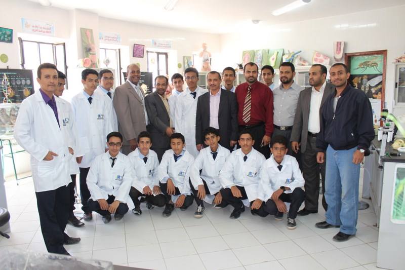 جامعة الناصر توزّع بالطوهات معامل مدرسية على طلاب ثانوية عبدالناصر