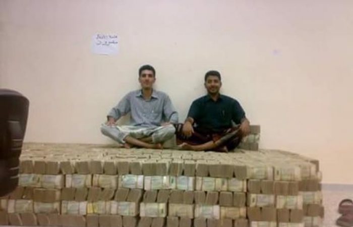 450 مليار ريال يمني نهبها الحوثيون للمجهود الحربي من أموال الشعب (صورة من احد البدرومات)