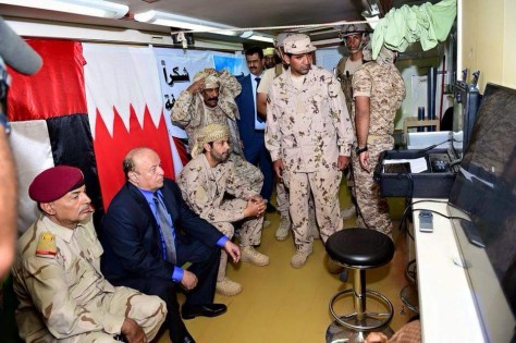 صورة لهادي وجواس واليافعي في غرفة عمليات الجيش الوطني والتحالف تشعل التواصل