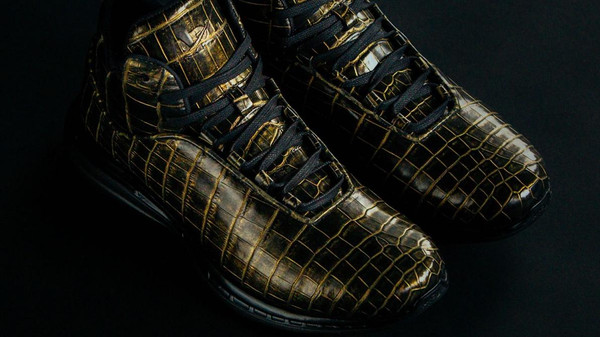 أغلى حذاء رياضي في العالم يباع في دبي بـ20 ألف دولار (صور)