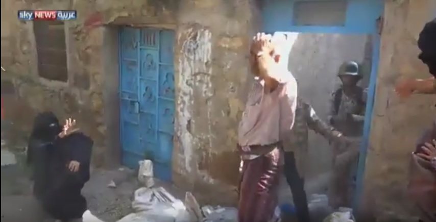 شاهد بالفيديو : لحظة انفجار لغم اثناء دخول عائلة لمنزلها بتعز ونجاة مصوري قناة سكاي نيوز عربية وفريق مسح الالغام