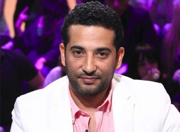 ممثل مصري شهير يفاجئ المشاهدين بقراءة القرآن بصوت جميل جدا (فيديو)