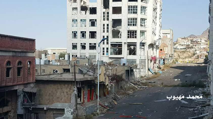 شاهد بالصور .. حجم الدمار الذي لحق بمنطقة الكمب شرق تعز من قبل الحوثيون