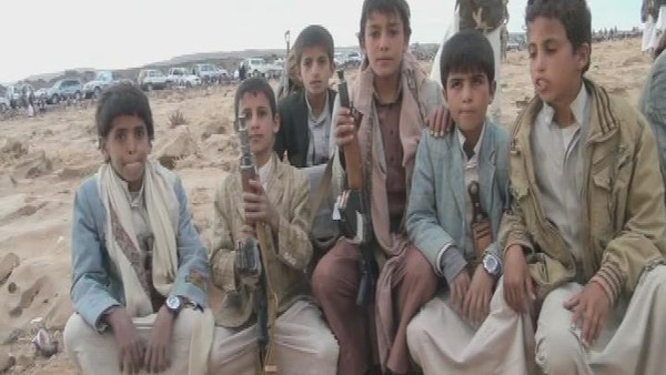 هكذا يتمكن الحوثيون من إغراء الأطفال لتجنيدهم في اليمن (صور)