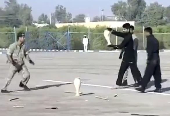 بالفيديو.. عرض عسكري للقوات الخاصة الإيرانية يثير سخرية المغردين