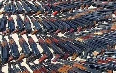 الجمارك تضبط 115 آلي و 10ألاف مسدس في شحنة اسلحة تركية جديدة في ميناء عدن