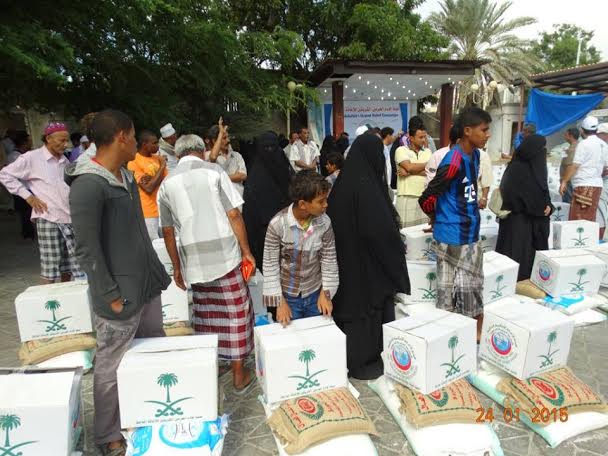 توزيع (2000) سلة غذائية ضمن حملة خادم الحرمين الشريفين ( رحمه الله ) للإغاثة العاجلة بعدن