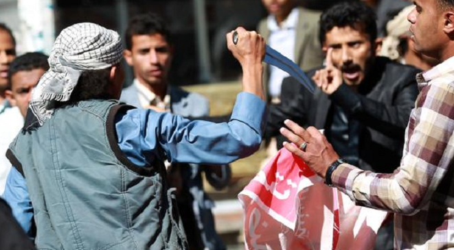 اعتداء سابق للميليشيات الحوثية على المتظاهرين السلميين