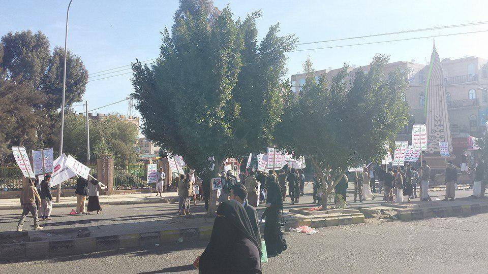 الحوثيون يختطفون عدد من المتظاهرين بينهم طالبات ويعتدون على مراسلي عدد من وسائل الإعلام