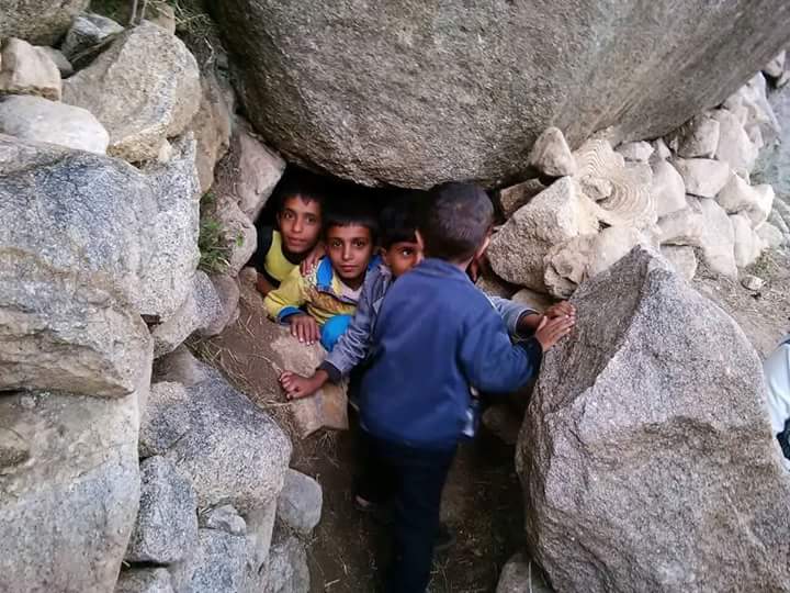 أكثر من 80 أسرة بصبر الموادم تعيش وضعا مأساويا بعد أن لجأت للكهوف هربا من قصف الحوثيين (صور)