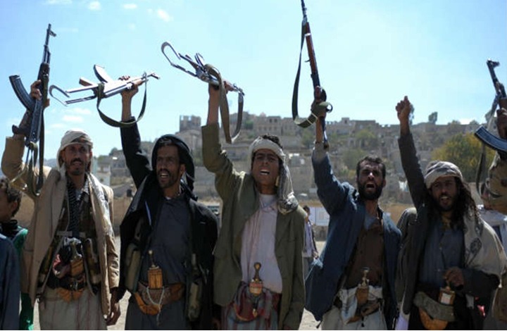 مجلة فرنسية: الحوثيون يحاولون مضغ لقمة أكبر من أفواههم