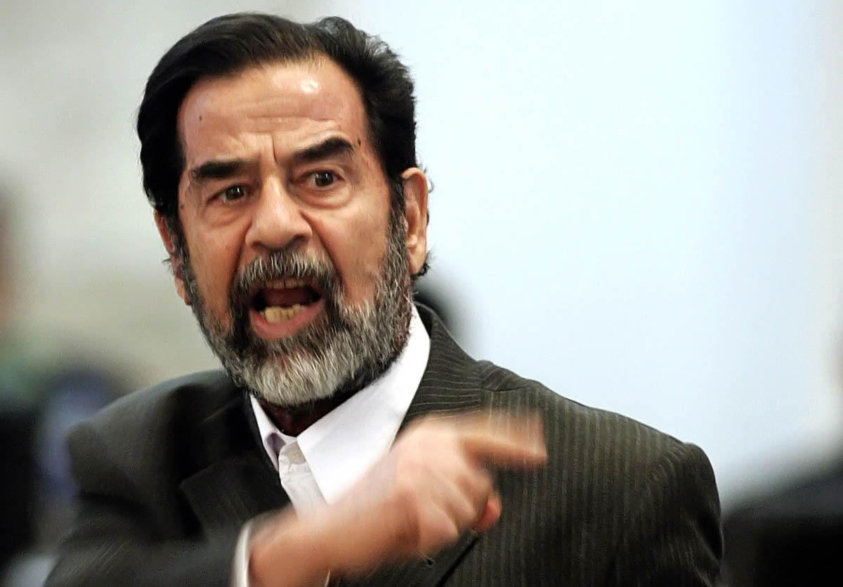 بالفيديو.. قاضي الاعدام يكشف الأكاذيب: صدام لم يرتجف وهم الذين كانوا يرتجفون.. وهذا ما أوصى به