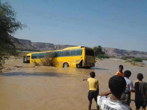 وفاة ثلاثة مواطنين غرقا أثناء جرف حافلة للنقل الجماعي غرب شبام بوادي حضرموت