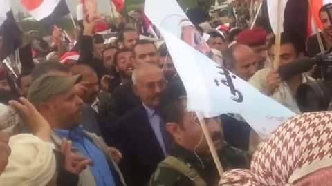 «علي عبدالله صالح» يظهر وسط أنصاره في ميدان السبعين بصنعاء