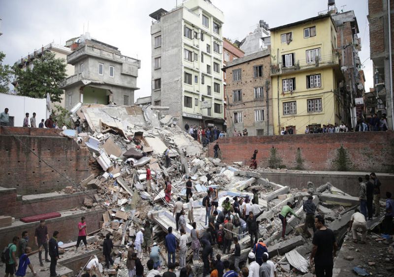 صور .. زلزال نيبال : الهزات الارتدادية القوية تتواصل.. أكثر من 2000 قتيل
