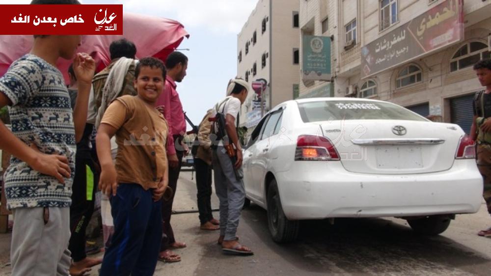 قوات موالية للحوثيين تغلق طريق واصلة إلى عدن وتستولي على سيارات مواطنين