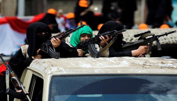 مواقع التواصل تتضامن مع سائق تاكسي ضد ناشطة حوثية