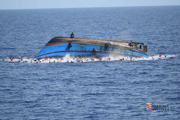 مأساة: انقلاب قارب على متنه 550 مهاجر غير نظامي في البحر المتوسط (صور)