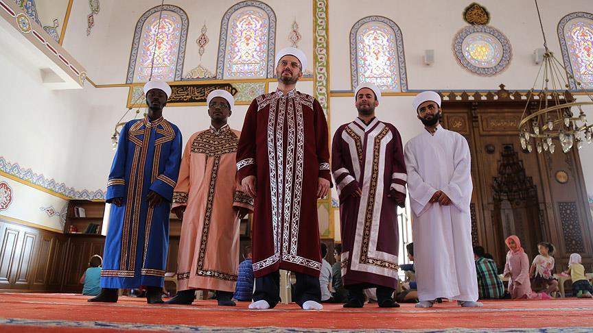 6 أئمة من جنسيات مختلفة بينهم يمني يؤمون صلاة التراويح في مسجد تركي بينهم