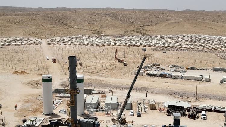 بناء أعلى لوح شمسي في العالم وسط صحراء إسرائيل 