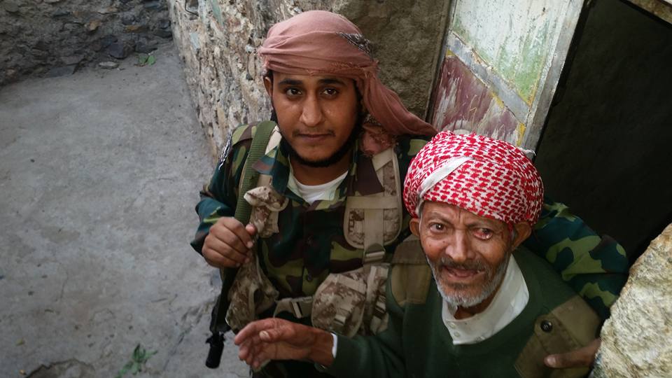 أحد كبار السن في «قرية الصراري» يصف طريقة تعامل الميليشيات الحوثية (صورة)