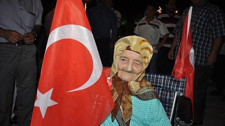 معمرة 113 عاما تقود مظاهرة بتركيا ضد الانقلاب