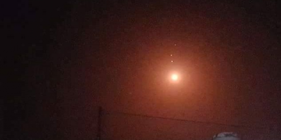 التحالف العربي يسقط صاروخ باليستي استهدف المخا وتناثر اجزاءه فوق المدينة