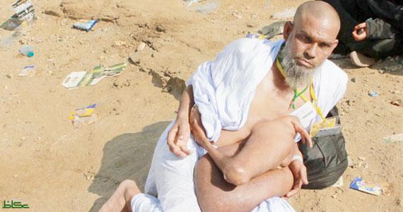 حاج يحمل نصف أخيه على جسده 60 عاماً (صورة)