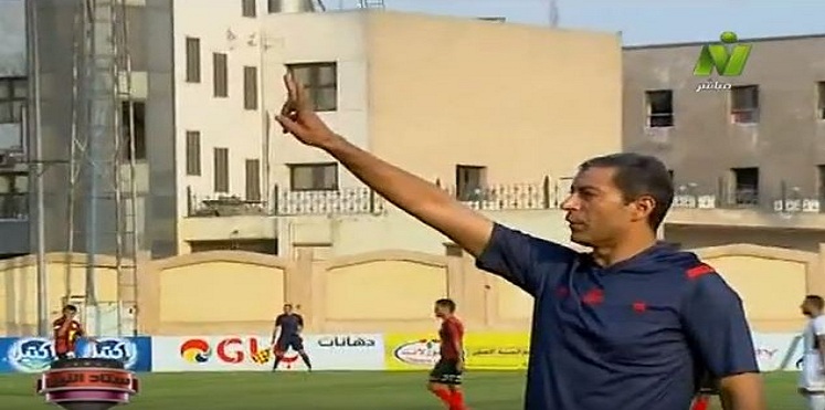 حكم رابع يستخدم «أصابعه» لإعلان التغييرات في الدوري المصري (فيديو)