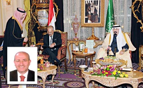 الملك عبدالله والرئيس صالح أثناء توقيع المبادرة الخليجية، وفي ال
