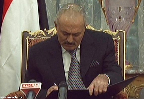 صالح وقع على المبادرة الخليجية مكرهاً