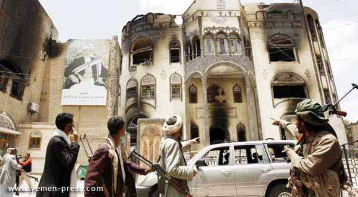 منزل الشيخ صادق الأحمر بعد قصفه من قبل نظام صالح في العام 2011 (