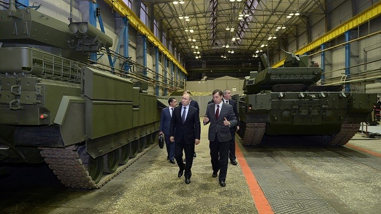 بوتين يشاهد ولادة أحدث دبابة 