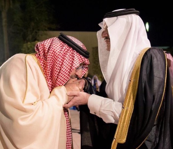 صورة تجتاح مواقع التواصل.. شاهد ما فعل ولي العهد السعودي لحظة لقائه شقيقه