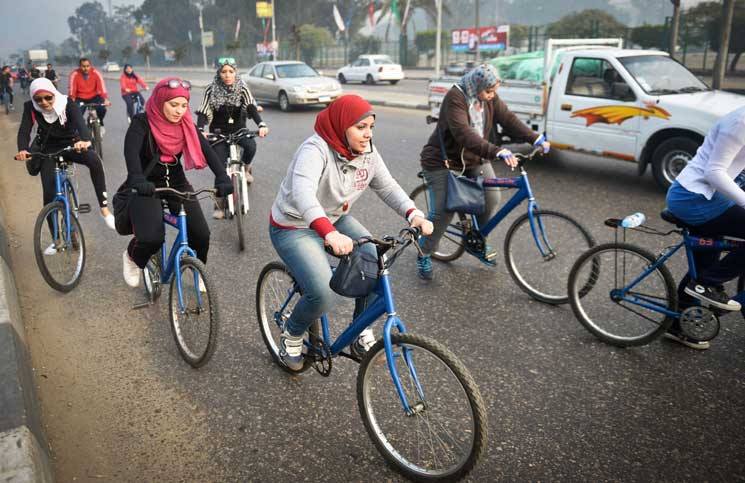 مصريات يتحدين تقاليد المجتمع بركوب الدراجات في الشارع 