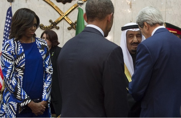 شاهد بالفيديو.. الملك سلمان يوقف برتوكول استقبال أوباما لأداء الصلاة