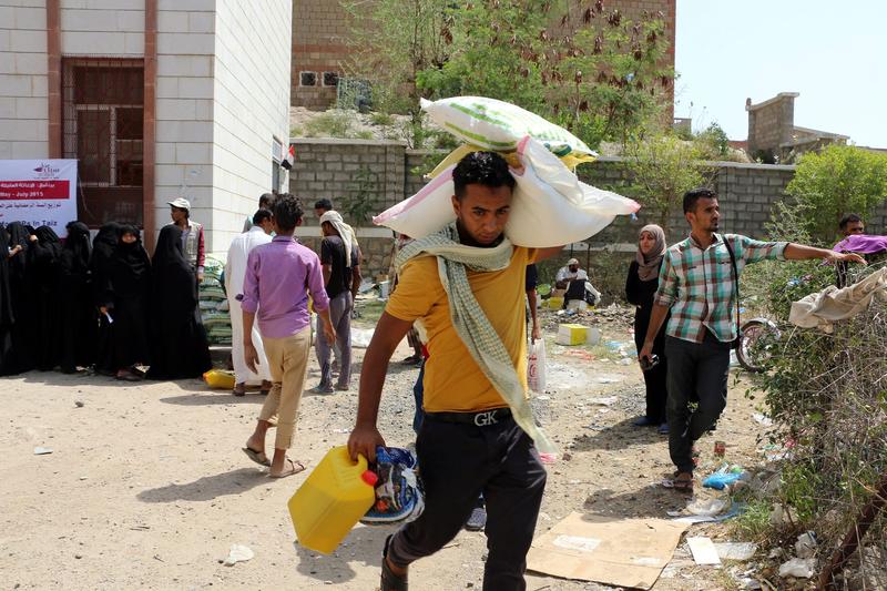 الحوثيون يفرضون حصارا على تعز من أكثر من عام ونصف