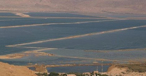 البحر الميت يعاني من الانحسار وانخفاض مستوى المياه (الفرنسية)