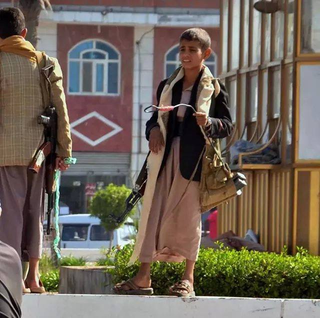 مصادر تؤكد قيام مليشيا الحوثي بإرسال شباب اختطفتهم من العاصمة صنعاء للقتال في صفوفها ضد الجيش والمقاومة