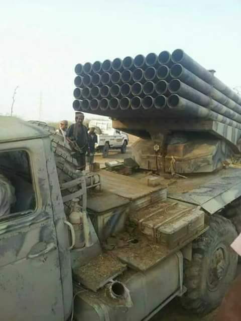 الجيش يعثر على أسلحة وعربة كاتيوشا وذخائر في منطقة يختل شمال المخا (صور)