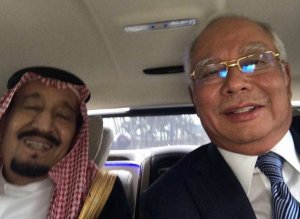 سيلفي مع الملك سلمان.. ماذا قال رئيس وزراء ماليزيا بعد نشره صورة تجمعه بالعاهل السعودي؟