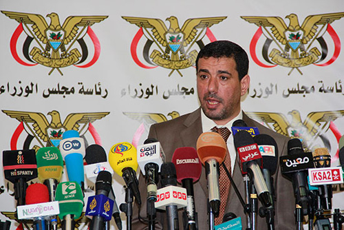 راجح بادي المتحدث باسم رئاسة الحكومة خلال المؤتمر الصحفي (تصوير: