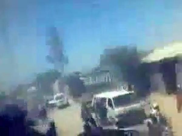 بالفيديو .. لحظة هروب مسلحين حوثيين من قصف المقاتلات السعودية