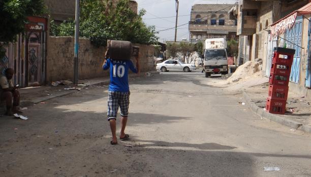 سكان صنعاء يخشون معركة طويلة: نزوح وتخزين المؤن