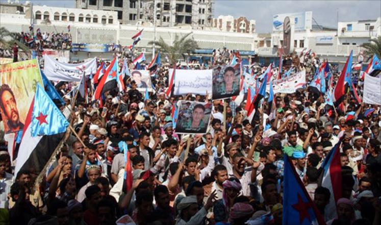 الآلاف يتظاهرون في عدن للمطالبة بـ«فك الارتباط»