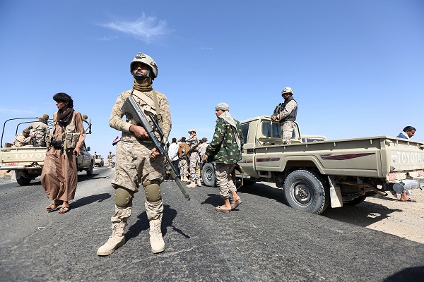 الرئيس هادي يوجه بصرف أربعة مرتبات لأفراد الجيش الوطني