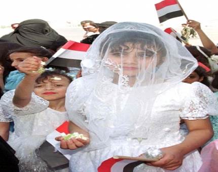 أسرة يمنية تطالب بإعدام زوج تسبب بوفاة طفلتهم ليلة زفافها