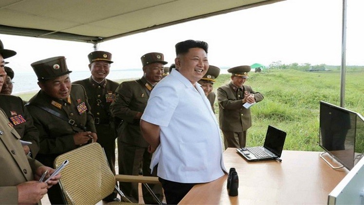 كوريا الشمالية تختبر صاروخا تكتيكيا موجها فائق الدقة بحضور زعيمها كيم جونغ- أون